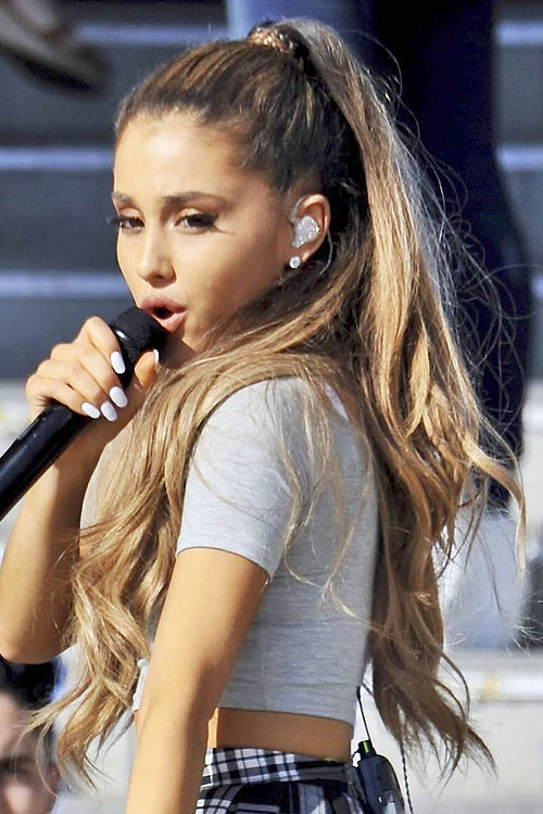 ariana grande hairstyles curly